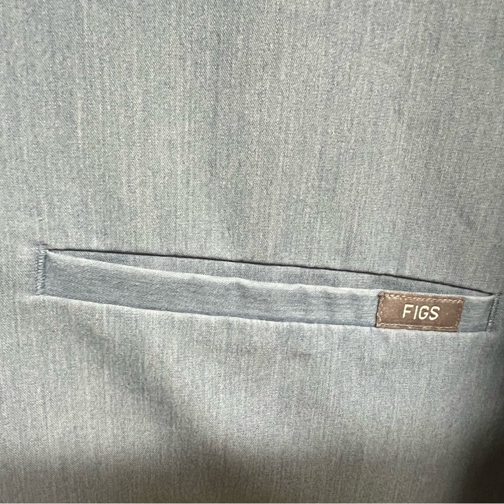 FIGS scrub set Lg top/Sm Tall bottom Denim Blue EUC - Picture 2 of 4